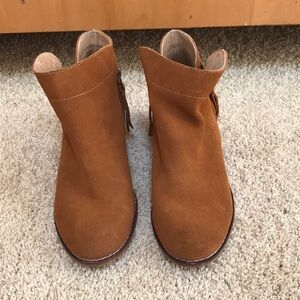 206 collective SZ 8, camel faux suede boots.